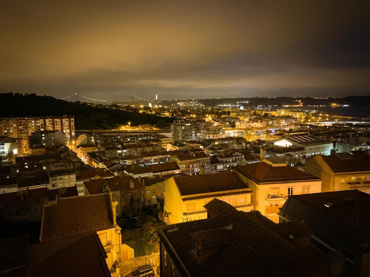 Ideally Located With Perfect Views Algés Esterno foto