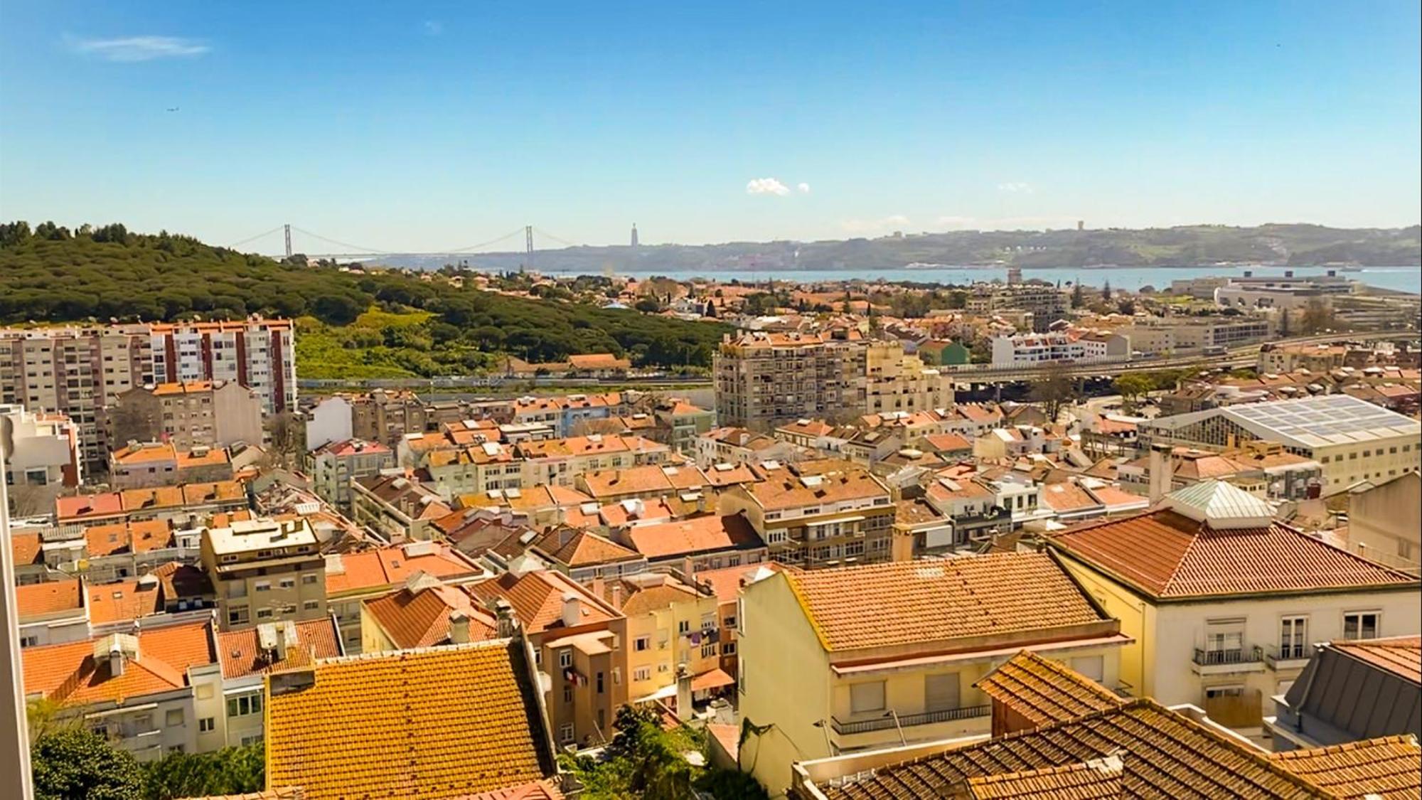 Ideally Located With Perfect Views Algés Esterno foto