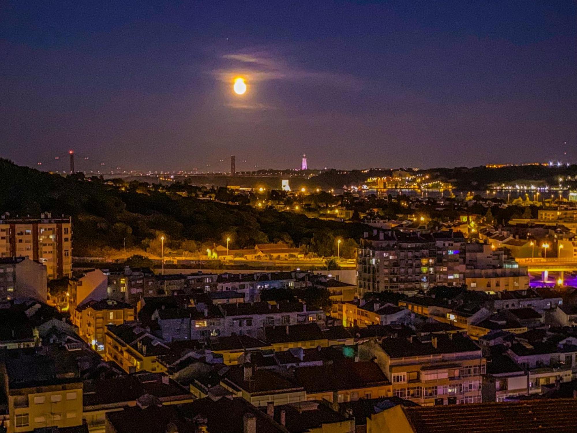 Ideally Located With Perfect Views Algés Esterno foto