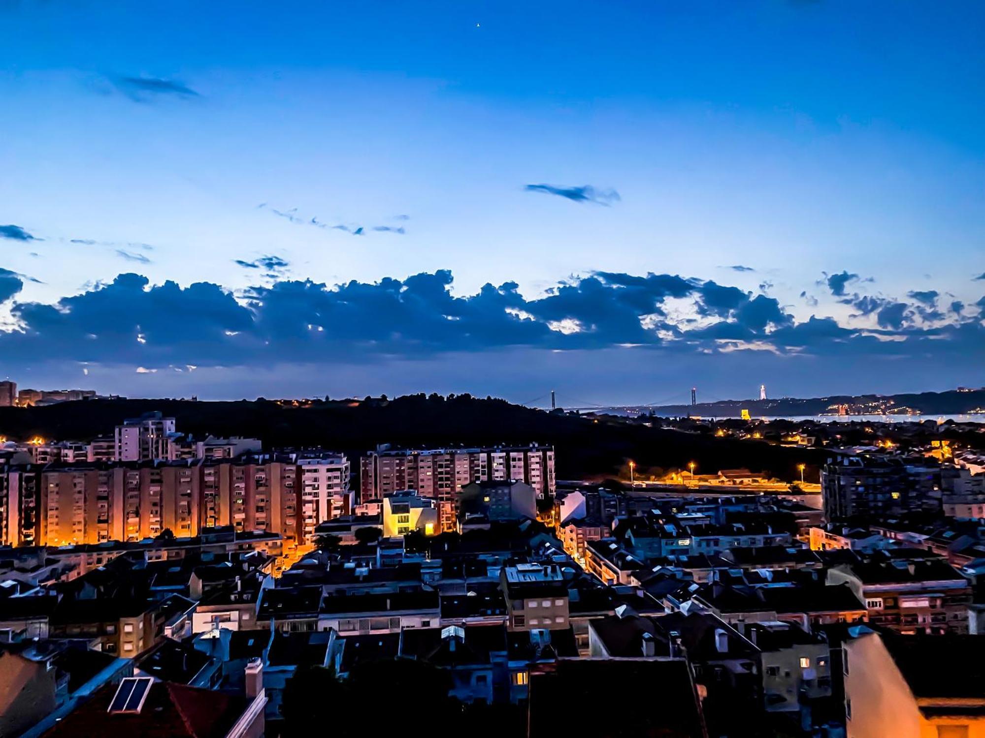 Ideally Located With Perfect Views Algés Esterno foto