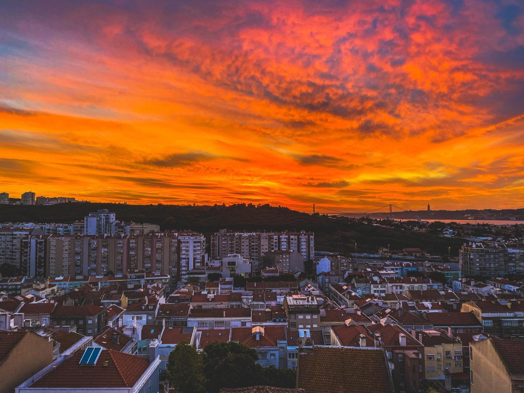 Ideally Located With Perfect Views Algés Esterno foto