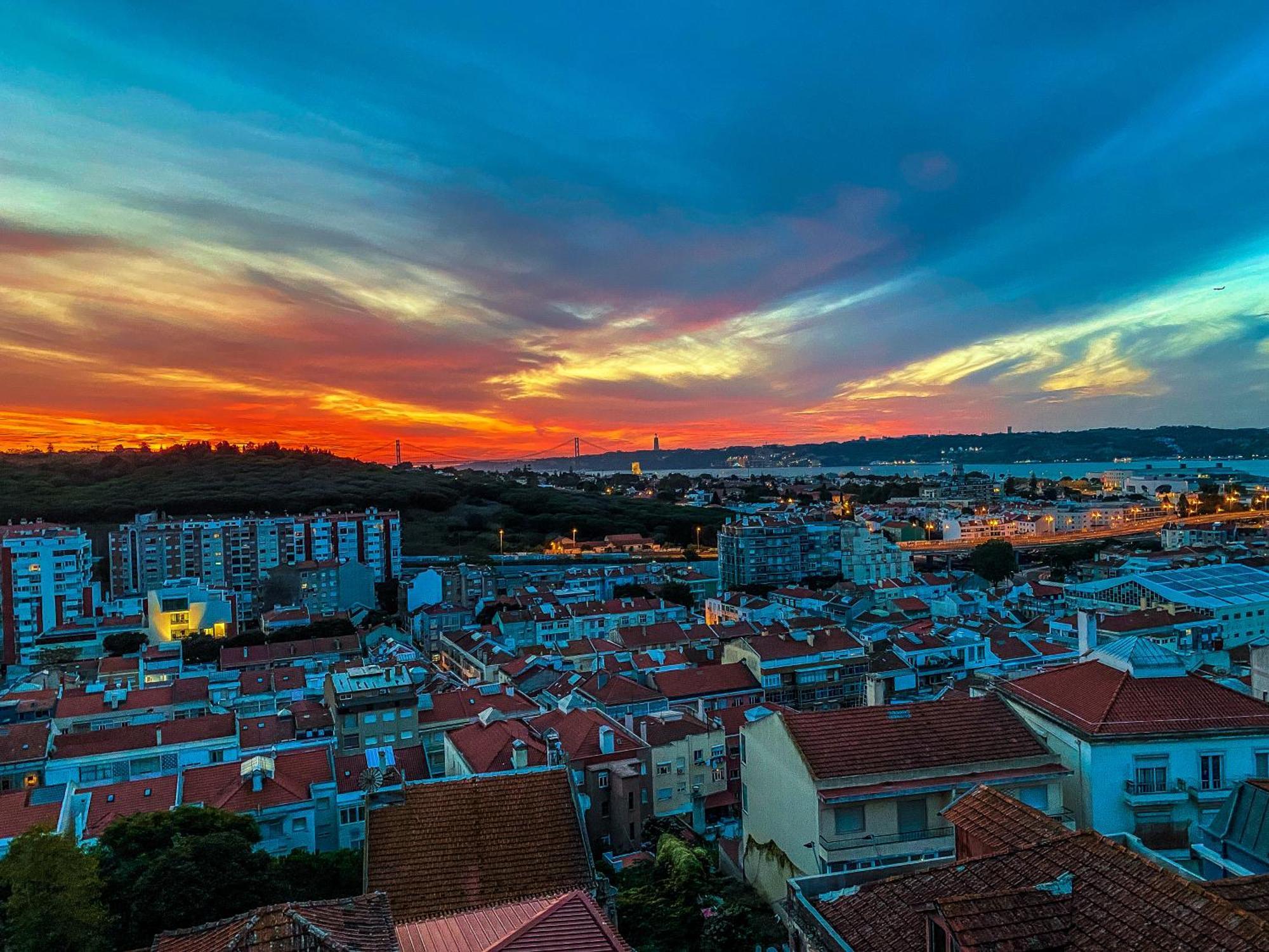 Ideally Located With Perfect Views Algés Esterno foto
