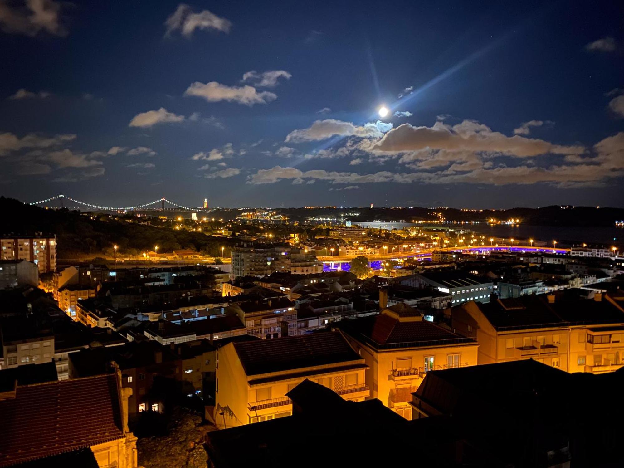 Ideally Located With Perfect Views Algés Esterno foto