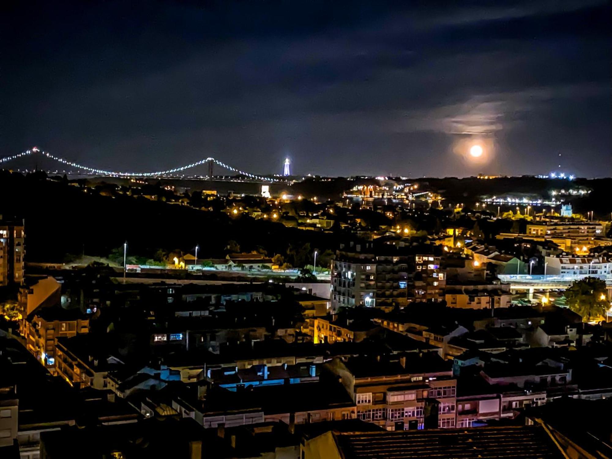 Ideally Located With Perfect Views Algés Esterno foto