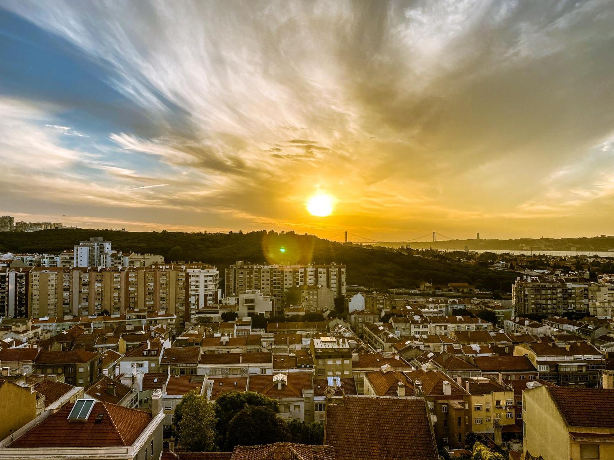 Ideally Located With Perfect Views Algés Esterno foto