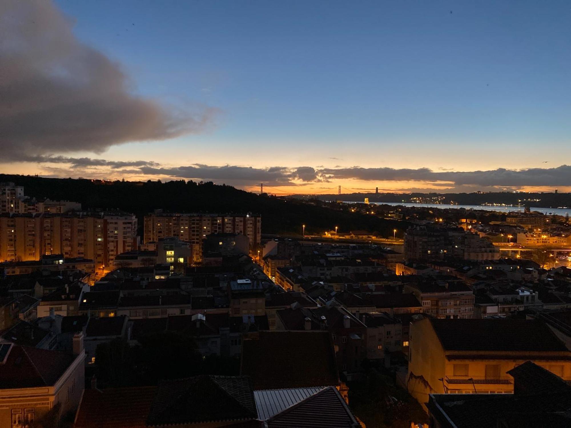Ideally Located With Perfect Views Algés Esterno foto