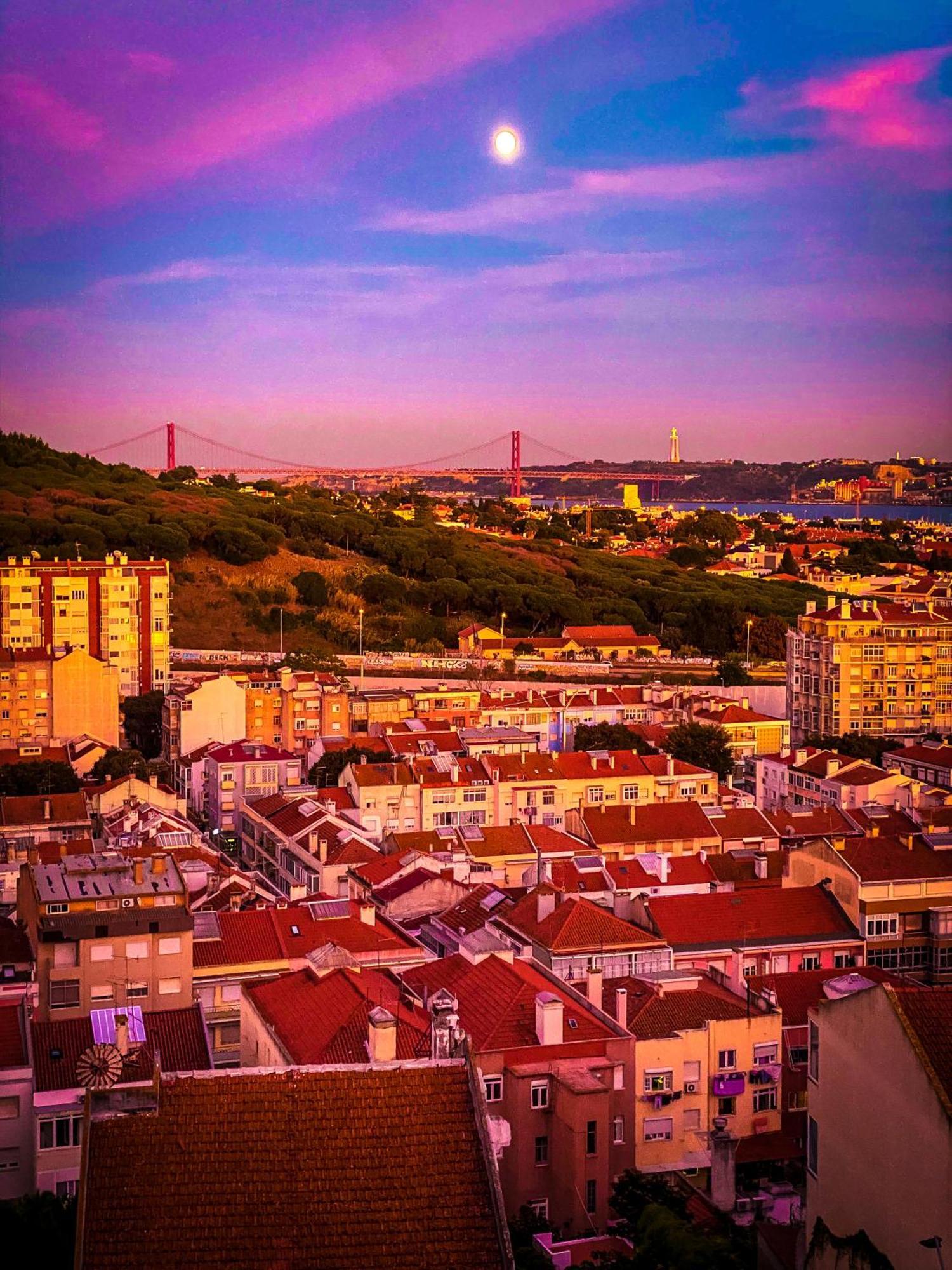 Ideally Located With Perfect Views Algés Esterno foto